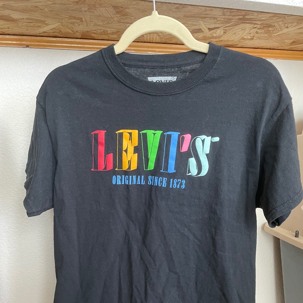 Mens Classic Levi's Black T-Shirt with rainbow name size Medium